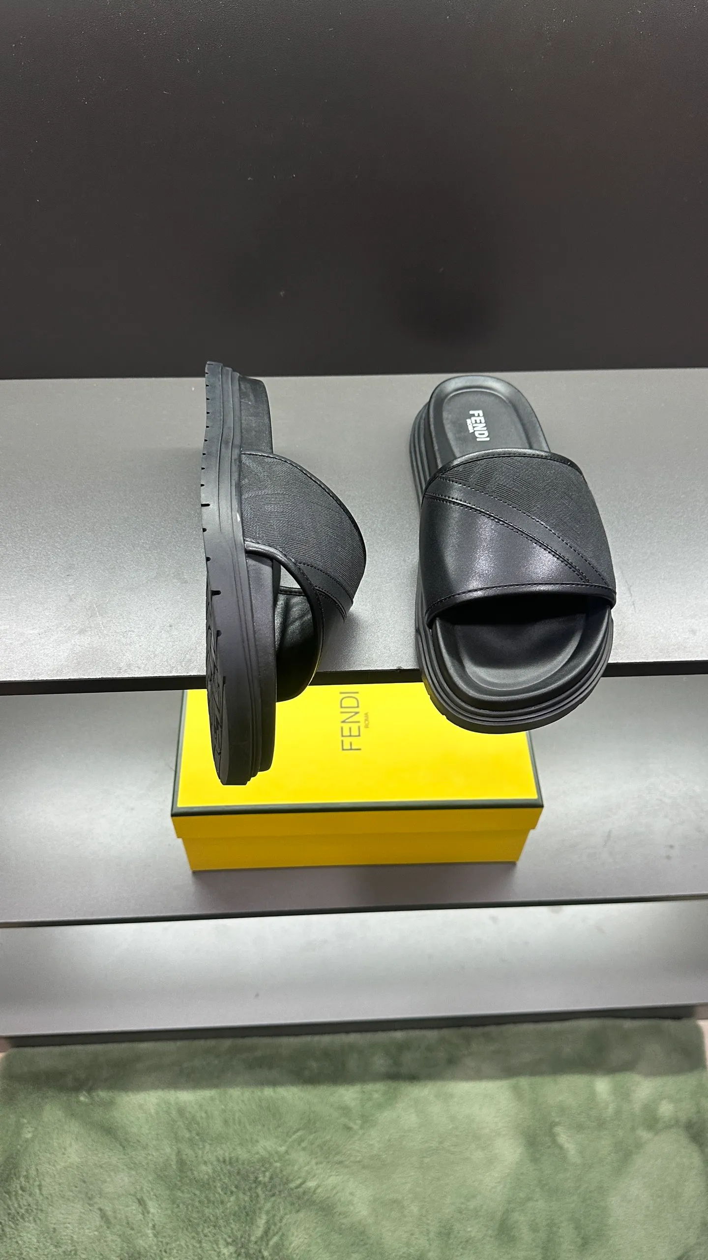 P300 [Fendi Slippers] High-end men's shoes brand, official website 1:1 latest masterpiece: original mold customization, fabrics made of imported original materials, upgraded outsole, lighter and non-slip. The market's top quality, simple yet tasteful, a must-have for fashionistas, fashionable at your feet, full of confidence, the same style at the counter 👍The season of summer slippers is here. Code: 38-45, 46 order